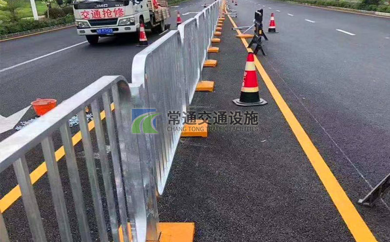 道路中心隔离市政护栏安装现场