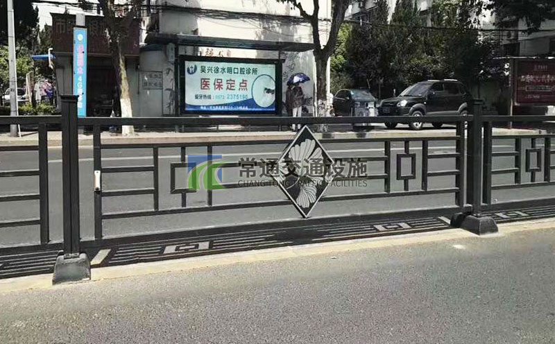 双拼立柱仿古镀锌板造型道路中心隔离护栏