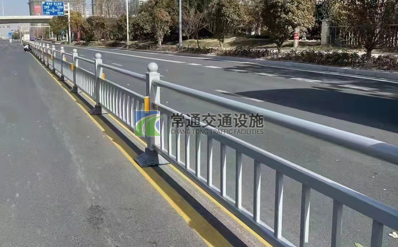 灰色定制款市政中心隔离道路护栏