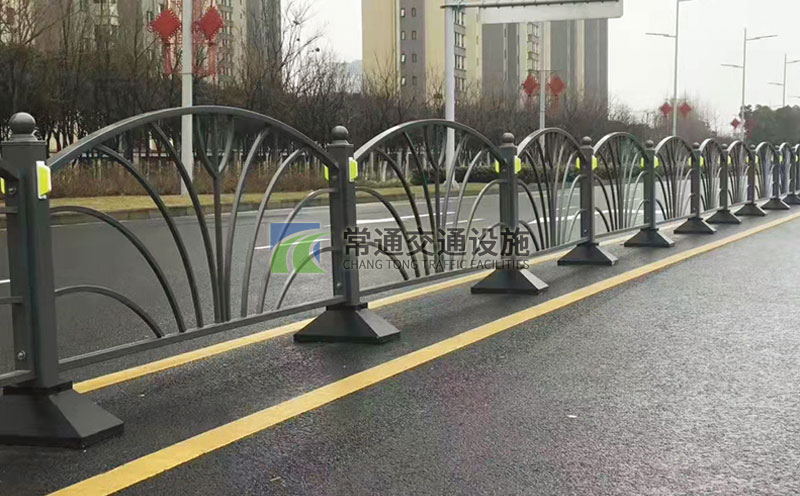 灰色方管弯弧造型道路中心隔离护栏