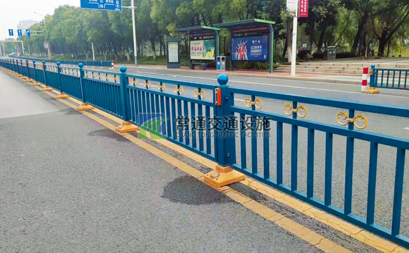 南京藏青色带装饰环道路中心隔离护栏