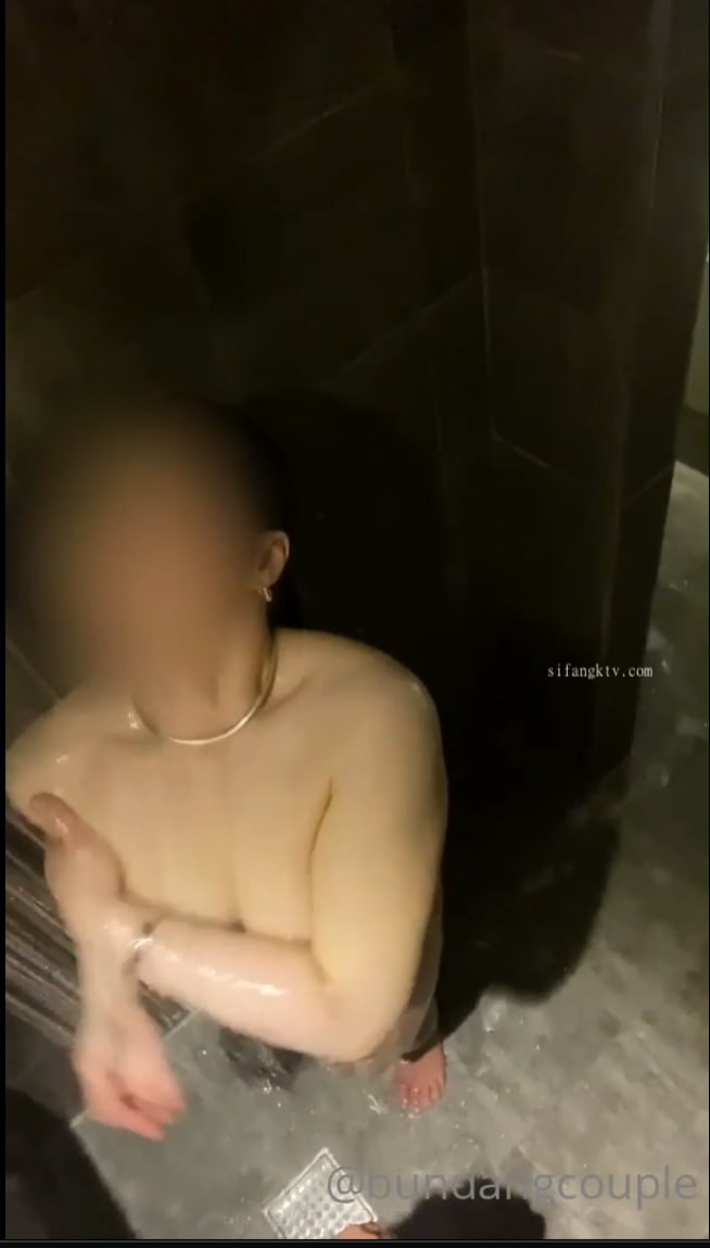 穿着帆布鞋踩你小鸡鸡